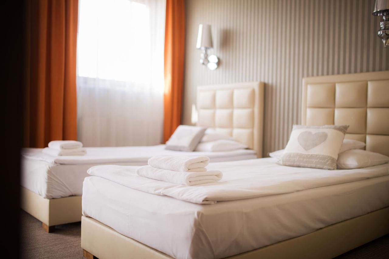 Hotel Wroblewscy เชราดซ์ ภายนอก รูปภาพ