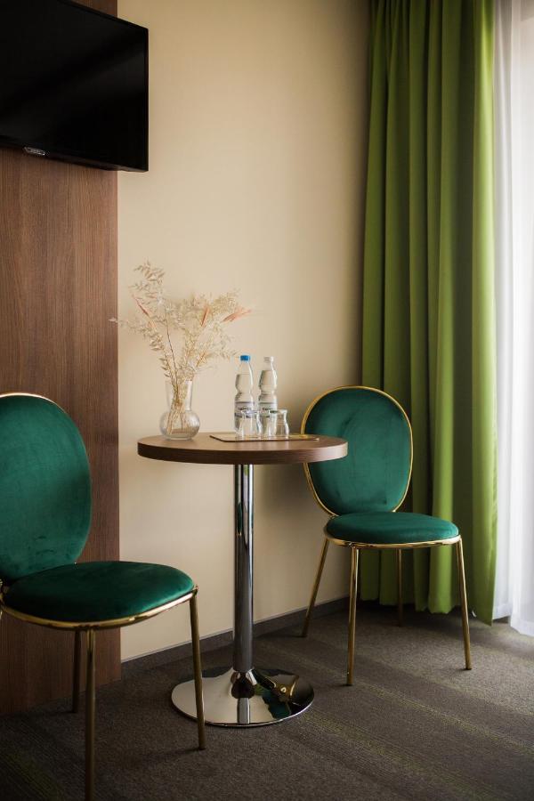 Hotel Wroblewscy เชราดซ์ ภายนอก รูปภาพ