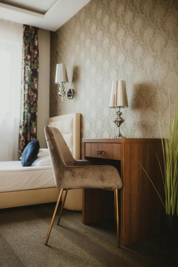 Hotel Wroblewscy เชราดซ์ ภายนอก รูปภาพ